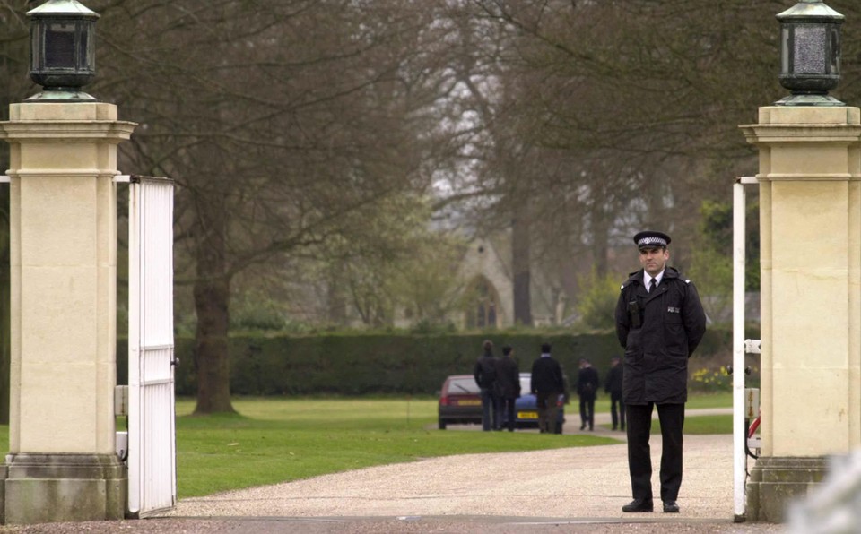 Een officier houdt de wacht voor een van de poorten in Windsor Great Park. 