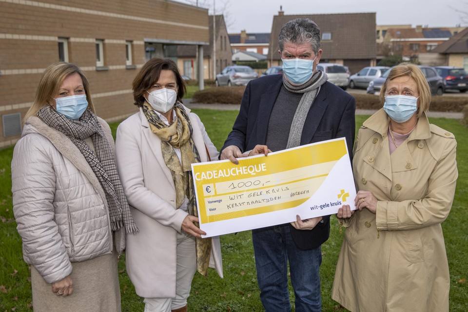 Burgemeester Devogelaere kreeg 1.000 euro van het Wit-Gele Kruis. 