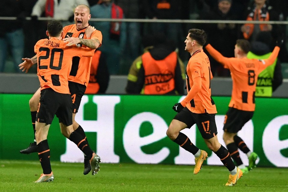 The first leg between Shakhtar and Feyenoord ended 1-1.