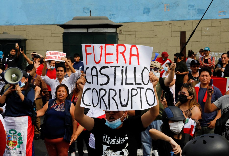 Кастильо протестует.  