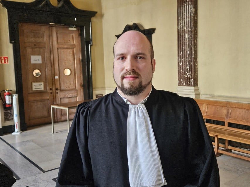 Lawyer Stijn Dewolf assists the teenage girl who forwarded the photo.