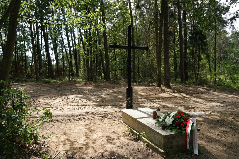 Er werd een symbolische grafzerk geplaatst op de plek waar de begraven as van naar schatting 8.000 slachtoffers werd gevonden.  