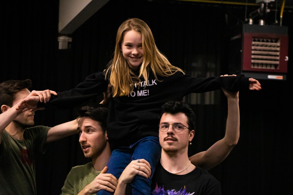 Elise Goossens letterlijk op handen gedragen tijdens de repetities.