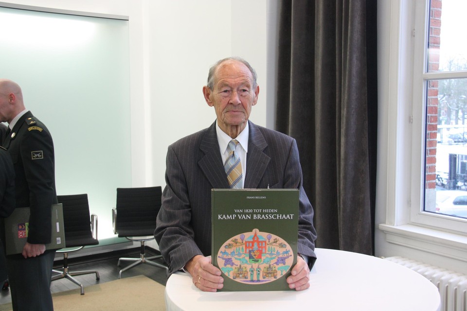 Frans Bellens mit einem seiner Bücher über Brasschaat.