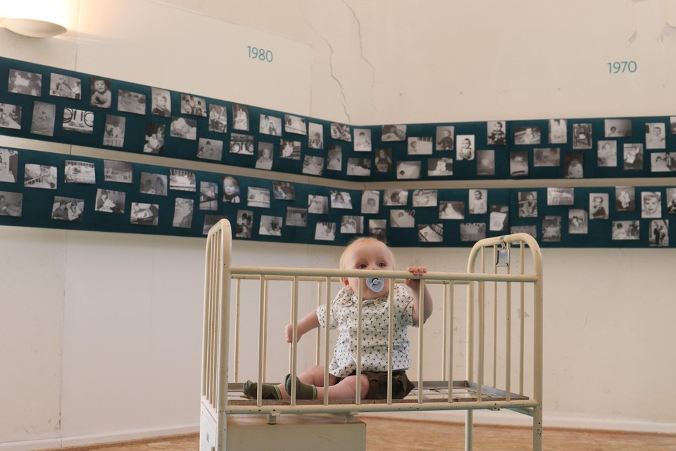 Jake Vanderzeypen op de babytentoonstelling in de torenkamer van kasteel Vilain XIIII Leut. 