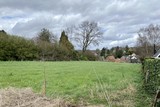 thumbnail: Het terrein langs de Kerkstraat in Dworp blijft, voorlopig alvast, onbebouwd.