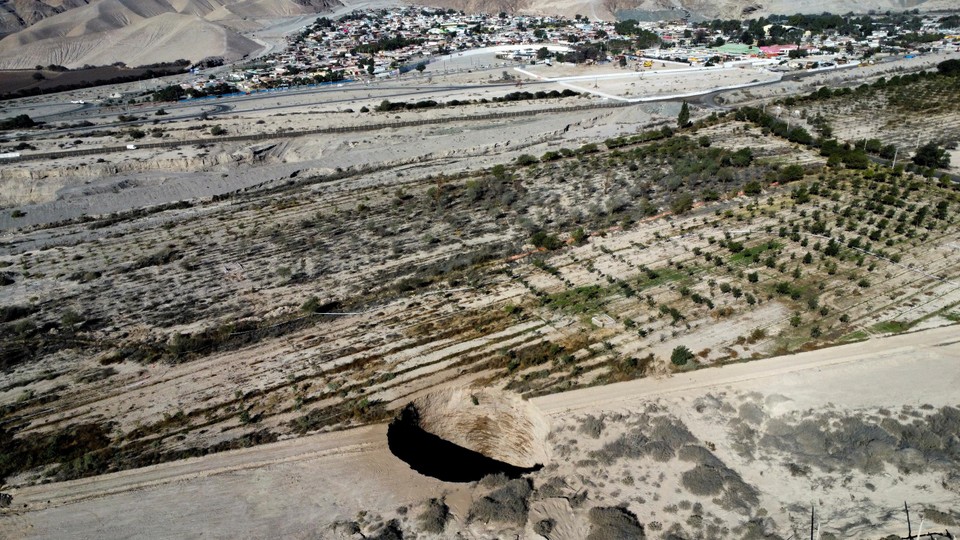Het zinkgat is ontstaan vlakbij het plaatsje Tierra Amarilla (bovenaan).  