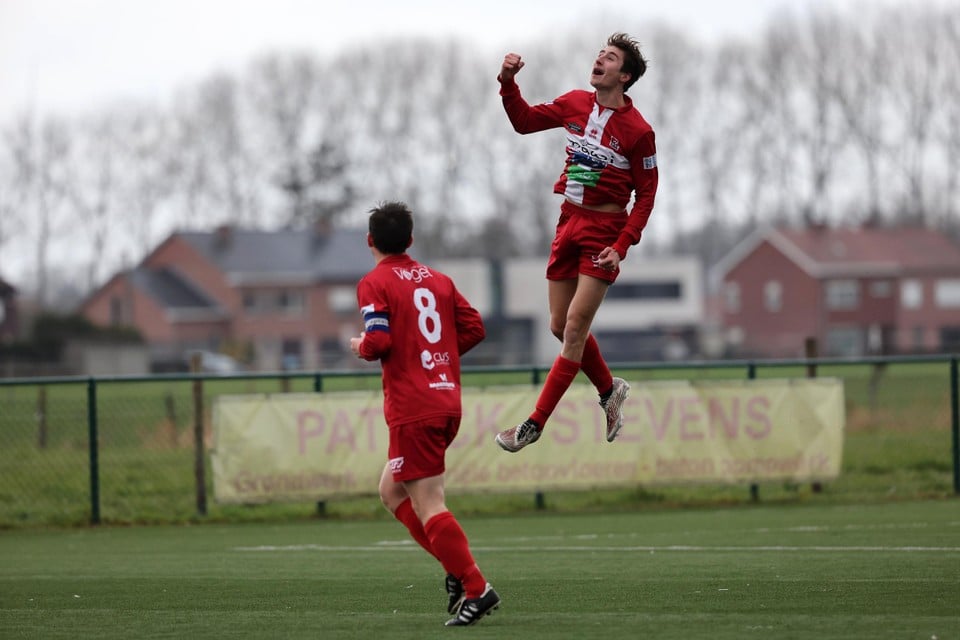 Jochen Calle scoorde twee keer voor de bezoekers. En of hij blij was met zijn treffers.