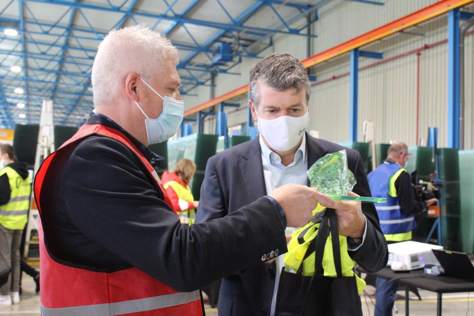 Minister Bart Somers kreeg een aandenken van Mols glas bij AGC Glass.