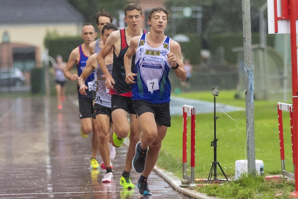 De regen leek Marco Vanderpoorten niet te deren: “Halfweg schakelde ik een tempo hoger.”