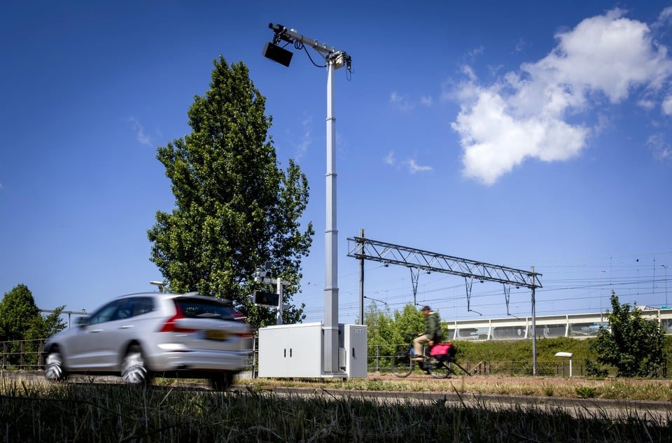 The first focus flash is on the Ypenburg stationsweg in The Hague.