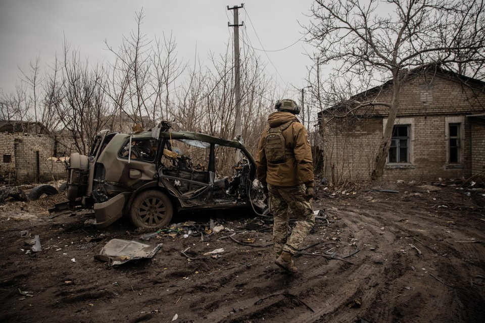 Een Oekraïense soldaat meet de schade op in Chasiv Yar, het nieuwe doelwit van het Russische leger.