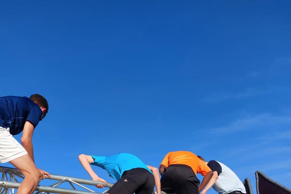 De leerlingen van Sint-Martinus ASO mochten al klauteren op het parcours.