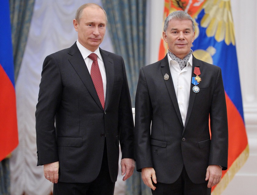 Zanger Oleg Gazmanov toen hij in 2012 een medaille kreeg van president Poetin.