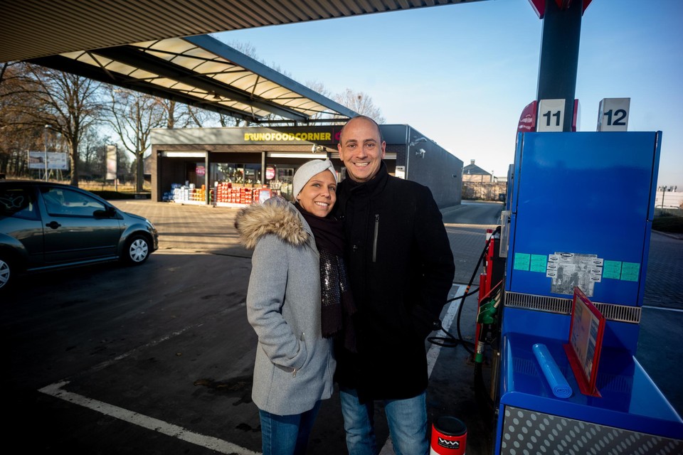 Evelien en Eddy leerden elkaar tien jaar geleden kennen op de parking van dit tankstation. 