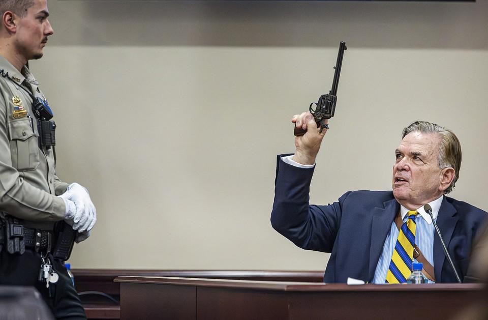 Een getuige demonstreert in de rechtbank hoe het wapen klaargemaakt wordt.