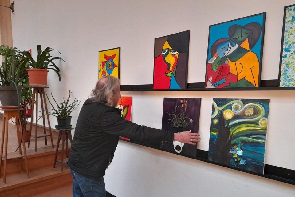 geloof tafel Erfgenaam Dakloze kunstenaars verkopen schilderijen in kringloopwinkel:  “Solidariteit, daar draait het om” (Leuven) | Het Nieuwsblad Mobile