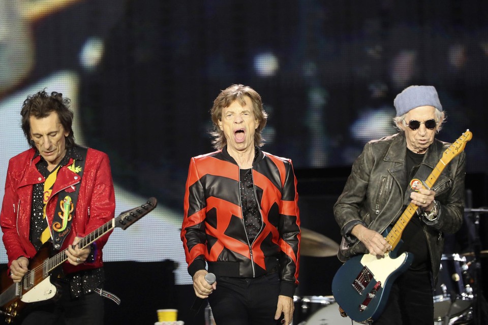Mick Jagger (centraal) 