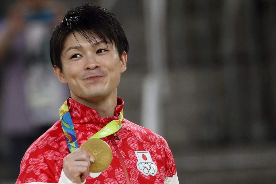 Kohei Uchimura pronkt met zijn olympische gouden plak in Brazilië. 