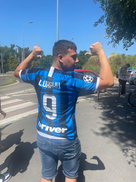 Mattia Baldasare draagt zijn Lukaku-shirt met trots.
