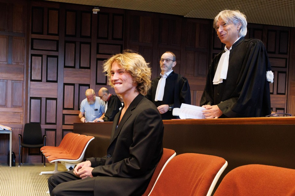 Acid in de rechtbank van Brugge met zijn advocaat Walter Van Steenbrugge.