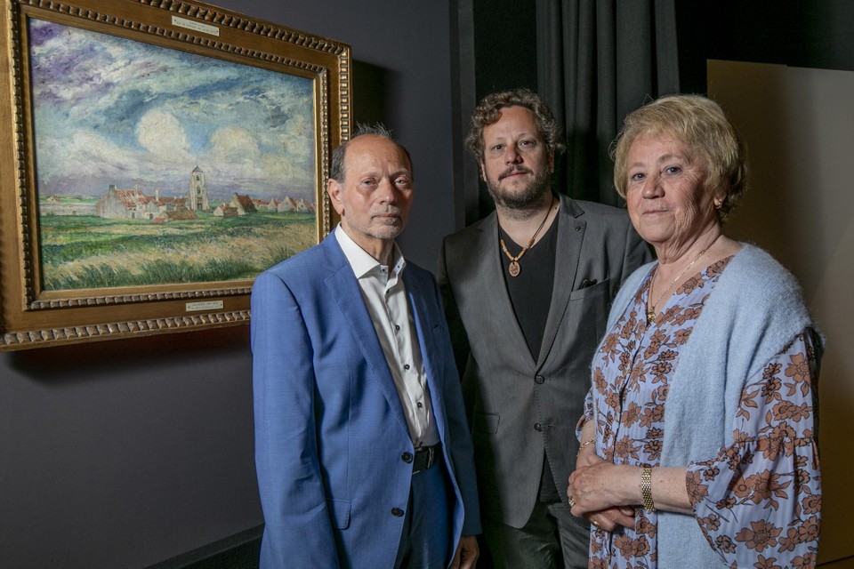 Christa Verledens met haar man Arthur en hun zoon Bjorn bij “Gezicht op Mariakerke”, van James Ensor.
