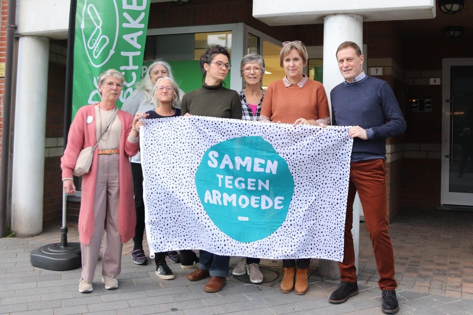 Deelnemers en organisatoren van de Inleefweek Armoede met uiterst rechts Karel Van Eetvelt en Ann-Marie Morel. 