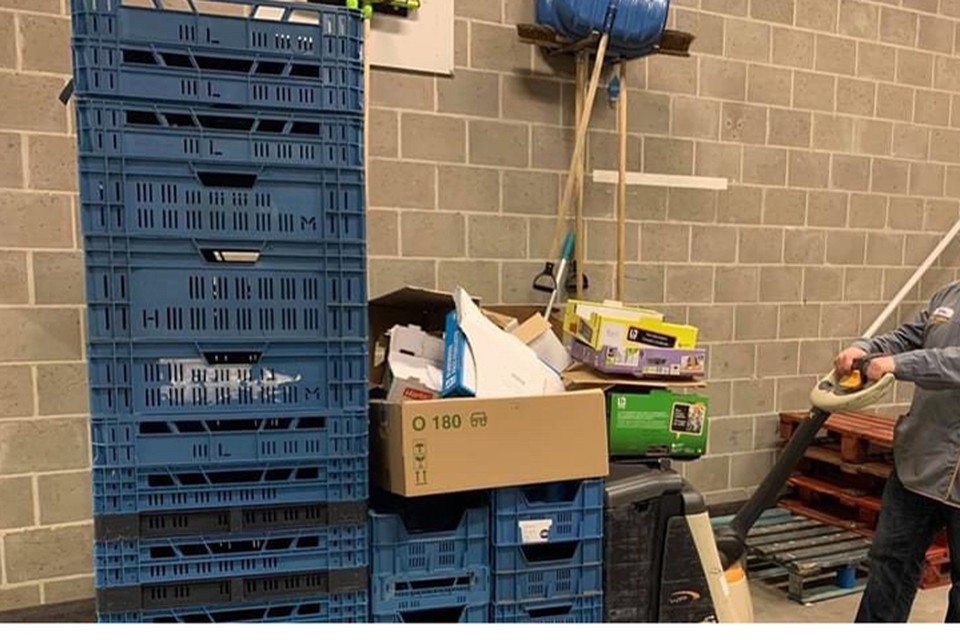 Didier Decooman is normaal IT'er bij Colruyt Group maar steekt nu regelmatig als vrijwilliger de handen uit de mouwen in de winkels.