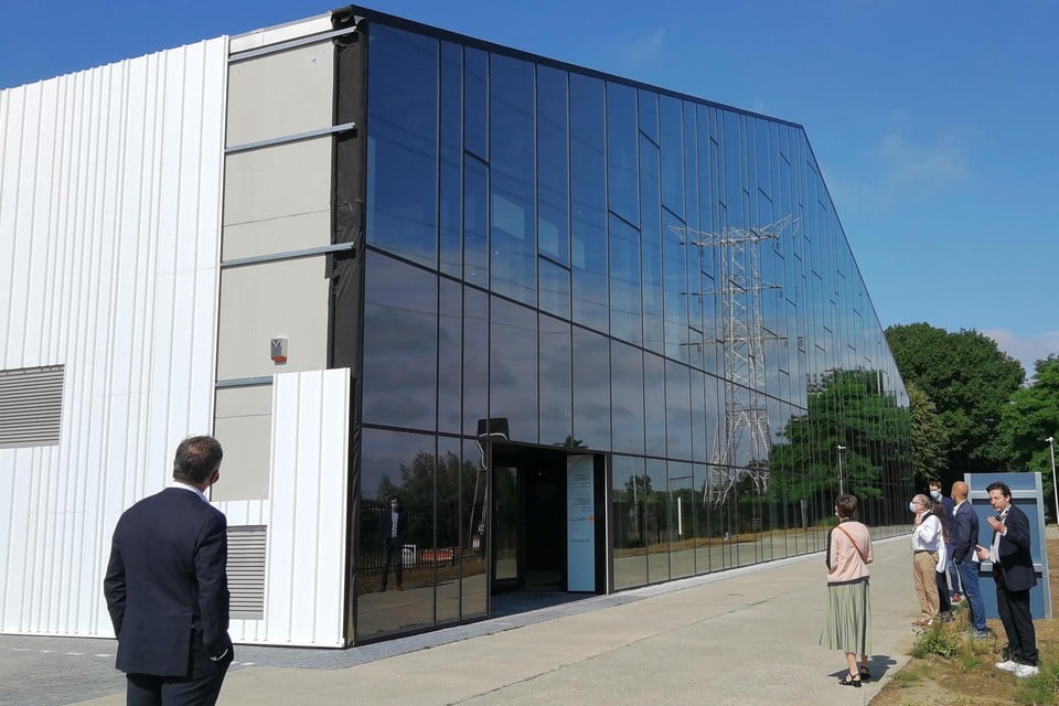 De enorme glazen voorgevel in de vorm van een oude legerloods is de blikvanger van The Cool Factory naast de Lierseweg in Herentals.