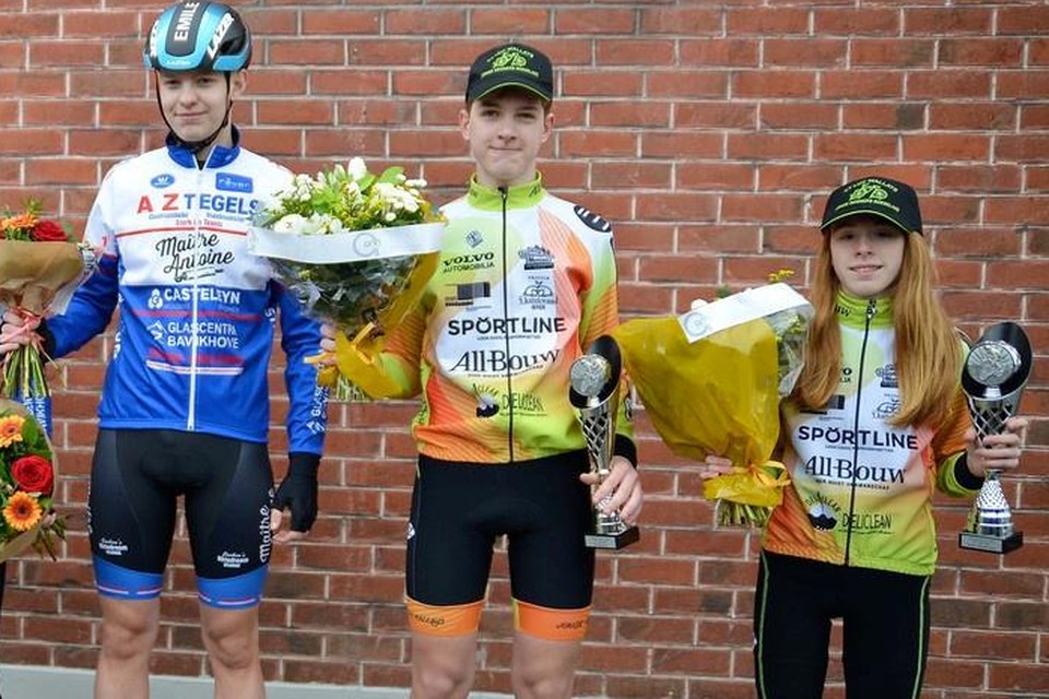 Axel Vandamme (midden) op het podium bij de clubkampioenen.