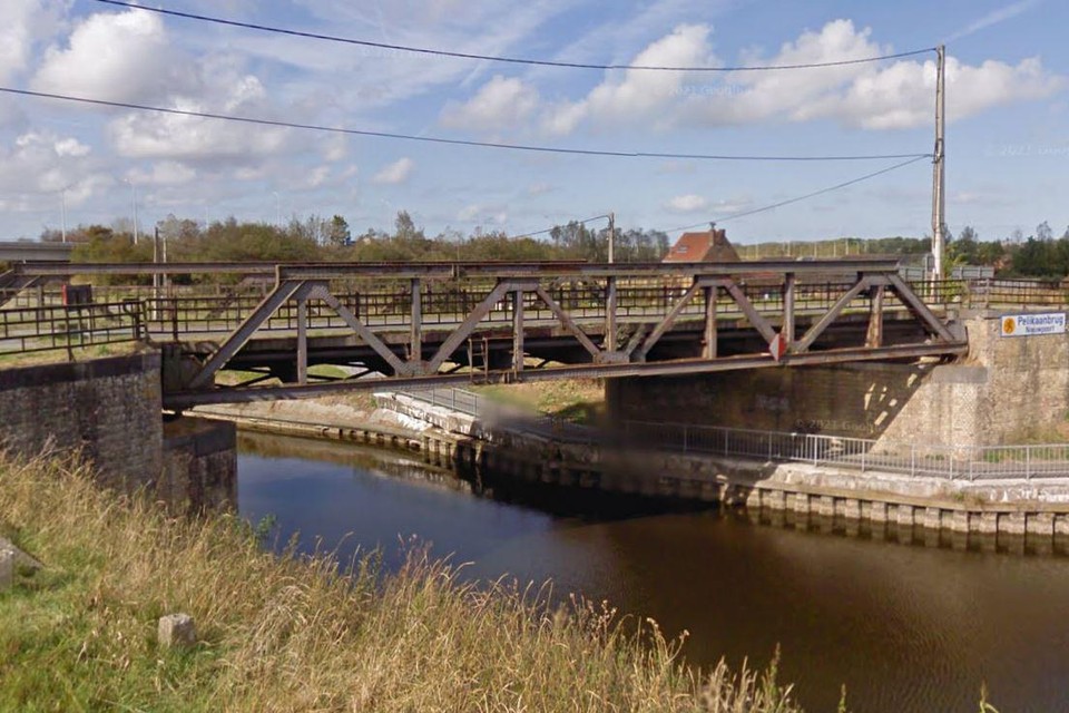 De Pelikaanbrug dateert uit de jaren ‘30 en is danig verroest en versleten. 