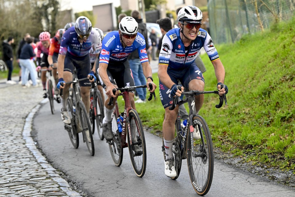 “Een beetje rust inbouwen voor de Ronde van Vlaanderen en Parijs-Roubaix is op zijn plaats”, puft Lampaert na de E3-prijs.