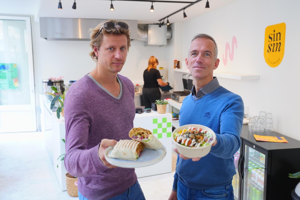 Kenneth Gangl en Lars Lammens serveren vegan wraps en bowls.  