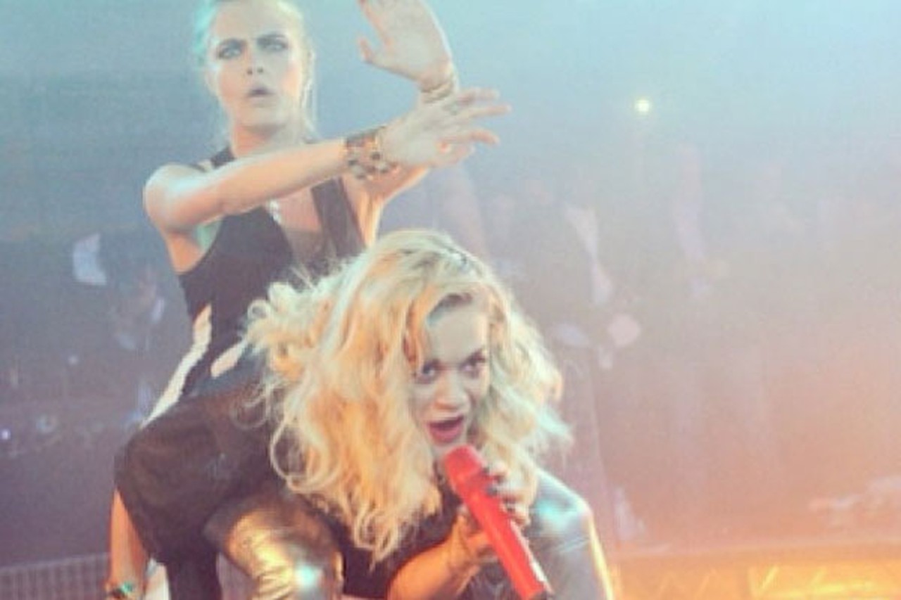 Cara Delevingne kruipt op podium met Rita Ora | Het Nieuwsblad Mobile