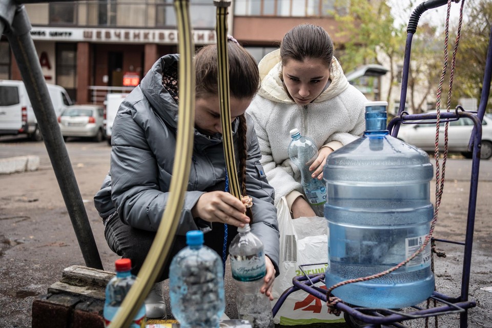 Burgers van Mykolajiv vullen hun plastic flessen met drinkwater uit de  grote tonnen in de stad. 