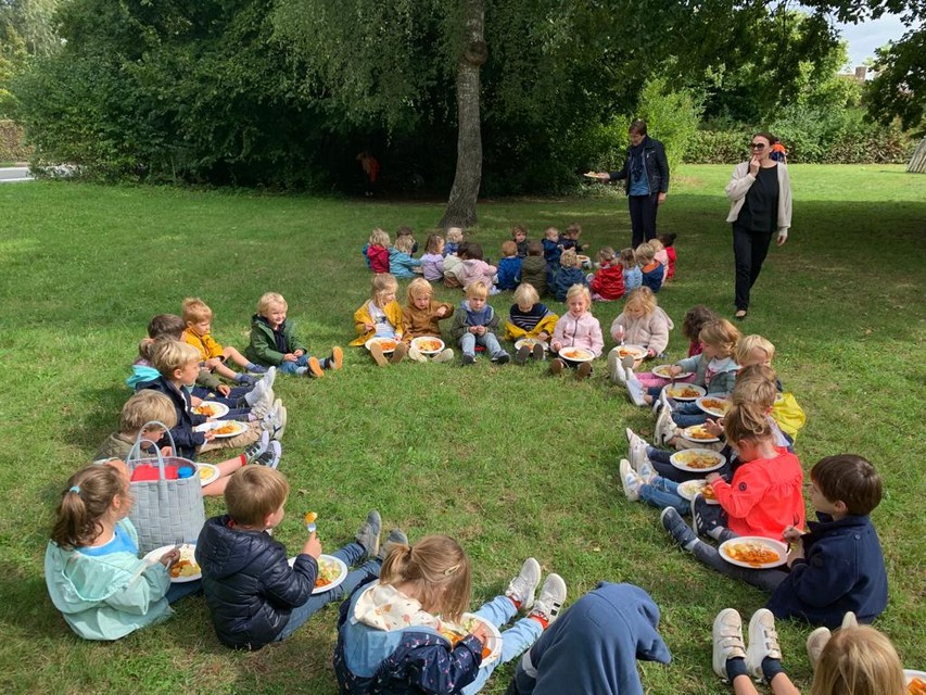 De kinderen van de Damiaanschool kregen hun middageten in het park geserveerd.