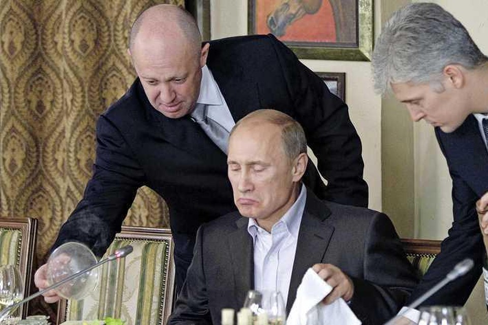 Jevgeni Prigozjin serveert een maaltijd aan Poetin in 2011. De tijden zijn veranderd.