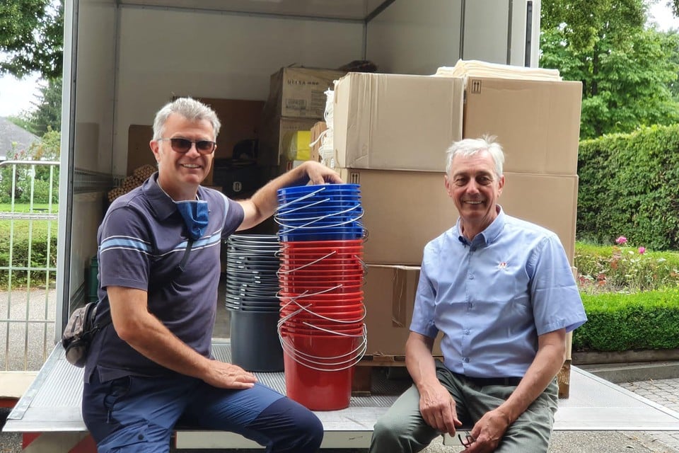Bob Schoepen Jr. en Johan Wijnen van een schoonmaakhandel uit Turnhout hebben een kleine vrachtwagen vol met poetsmateriaal geladen. Ze brachten maandag de producten zelf naar een deelgemeente van Verviers.
