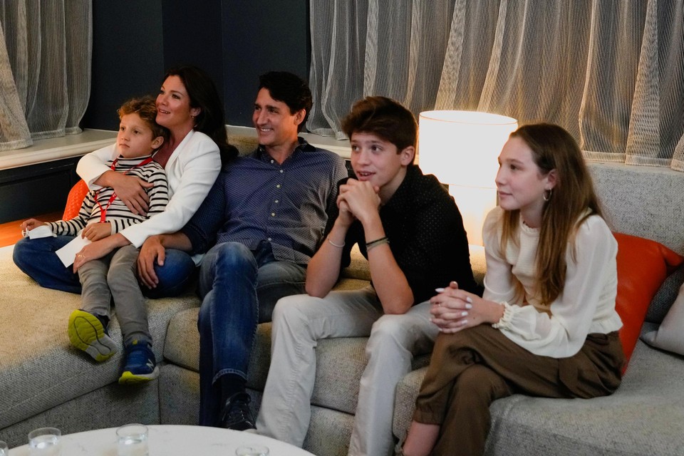 Trudeau bekijkt samen met zijn gezin hoe de resultaten binnenkomen. 
