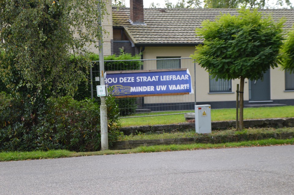 Een banner in de wijk.