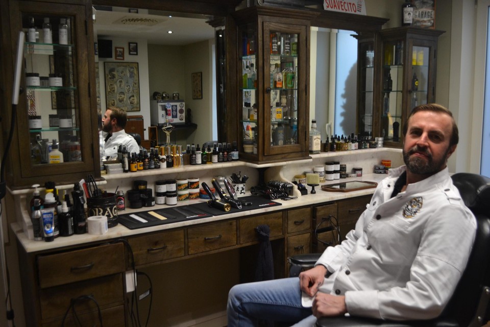 David Van Holderbeke in zijn fraai ingerichte barbershop Man in Mirror.