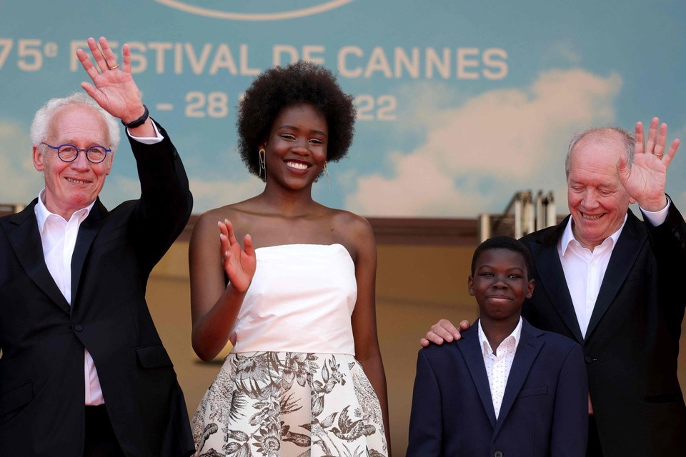 Jean-Pierre (links) en Luc Dardenne naast hun hoofdrolspelers Mbundu Joely en Pablo Schils, op de screening van ‘Tori et Lokita’ in Cannes dinsdagmiddag. “Stress is er altijd, maar we kunnen niets meer veranderen.” 