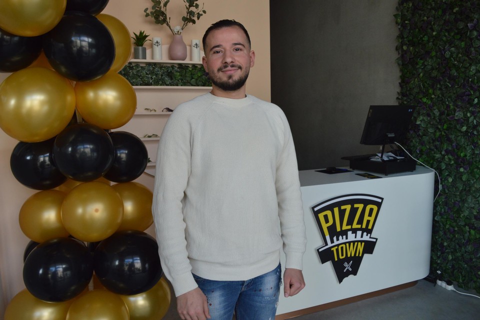 Mohamed Khabir (27) opent Pizza Town op de Markt .