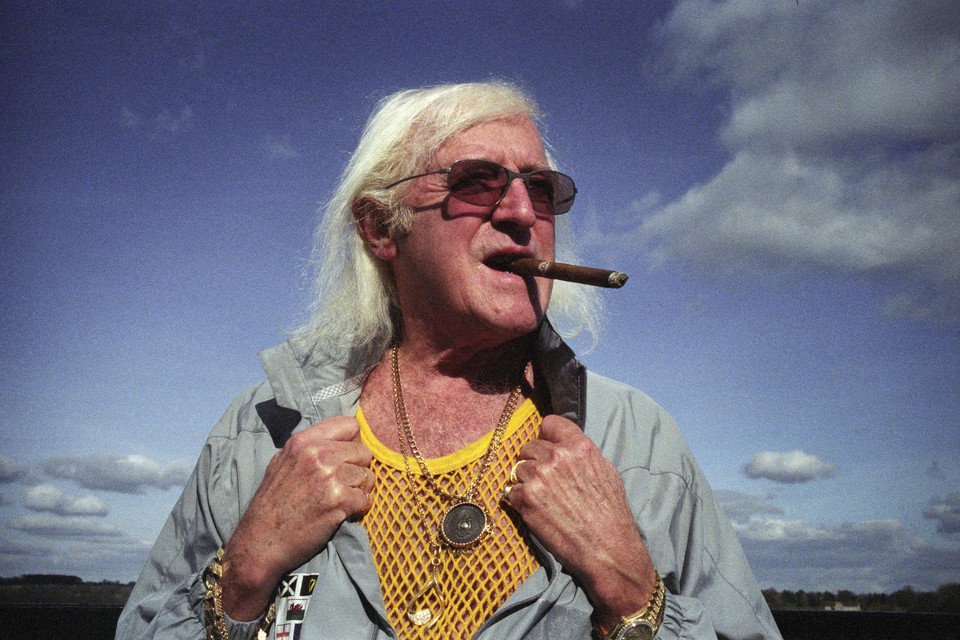 Jimmy Savile kon decennialang ongehinderd vrouwen en jonge meisjes aanranden.