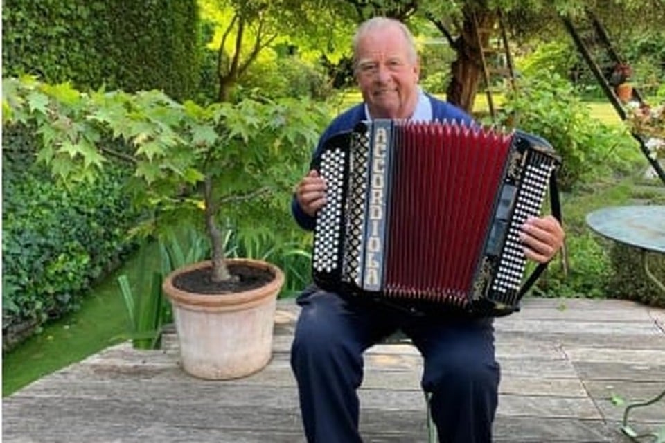 Michel D’Hooge met accordeon in de aanslag.