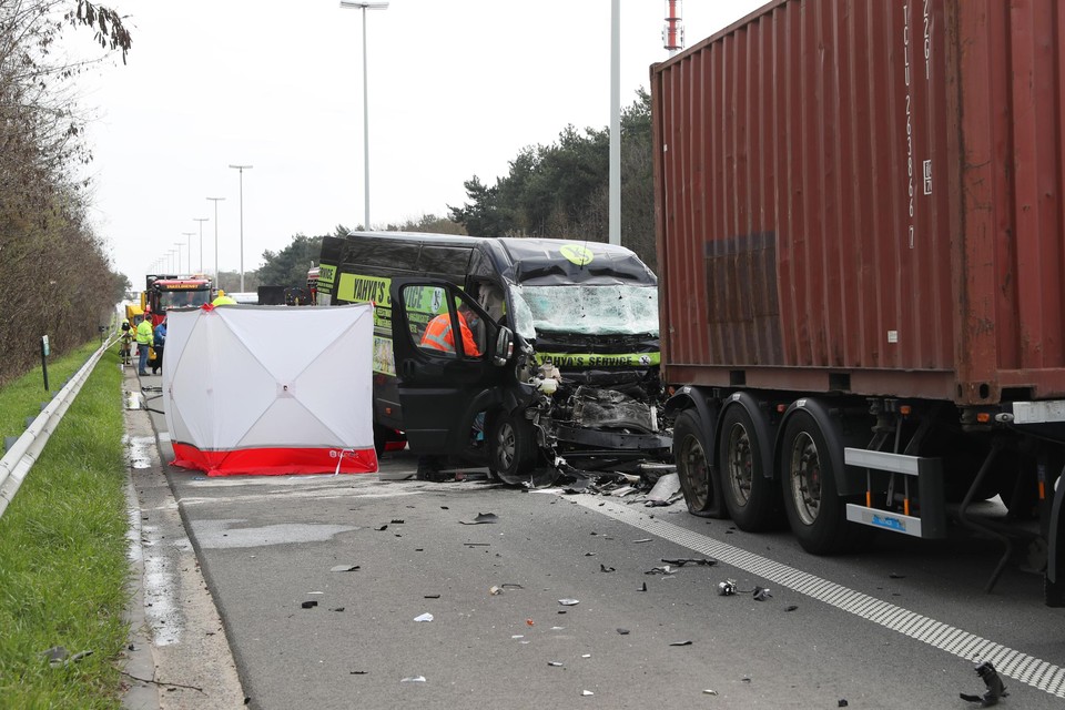 Bij de wegenwerken op de E313 in Westerlo gebeurden afgelopen maand negen verkeersongevallen, waarvan twee met een dodelijke afloop.  