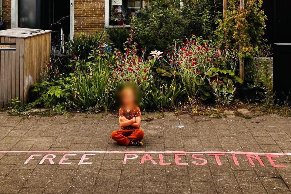 Woman writes ‘Free Palestine’ on her sidewalk, but gets the police at the door: « There were complaints » (Ghent)