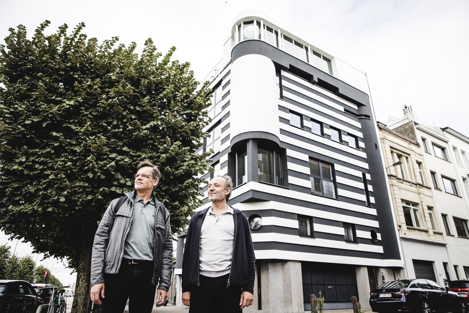 Architect Patrick Verhamme en Stefan Van Eijndhoven die de gevel restaureerde.