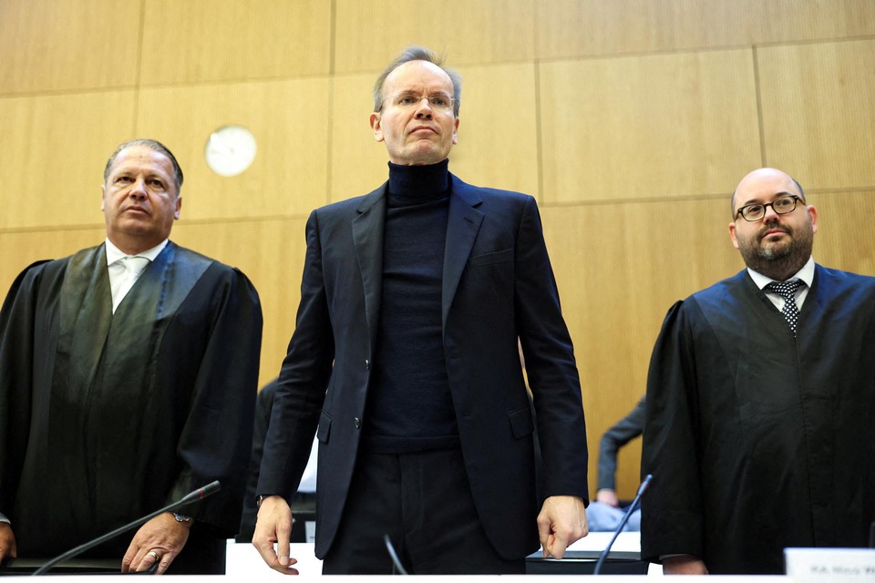 CEO Markus Braun wordt in de rechtszaal geflankeerd door twee advocaten.  