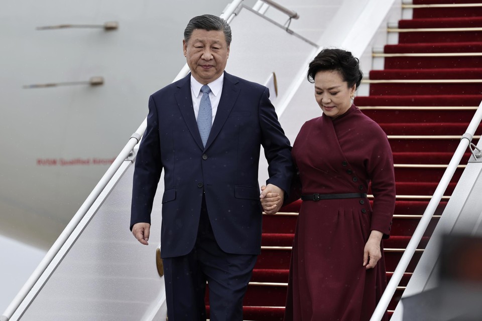 President Xi Jinping en zijn vrouw Peng Liyuan komen aan op de luchthaven van Orly in het zuiden van Parijs.